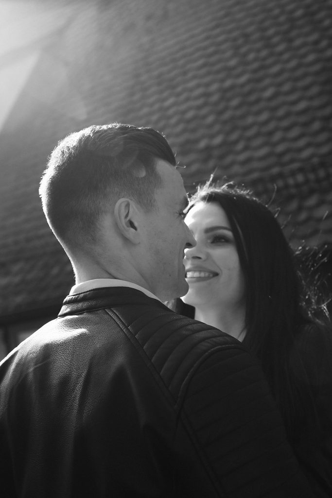 Paar schaut sich an und lächelt sich in einem romantischen Moment an.