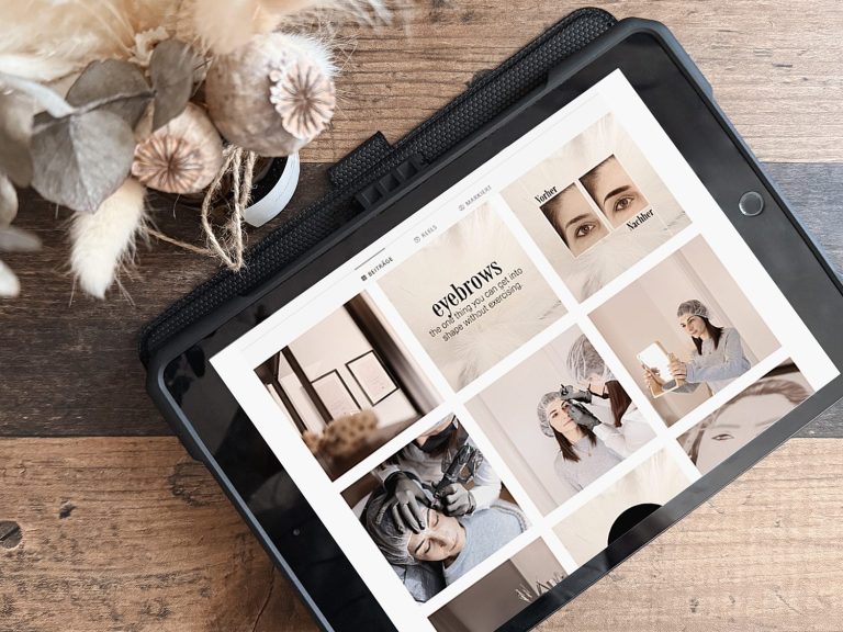 Ein Tablet auf einem Holztisch zeigt eine Bildergalerie mit Content.