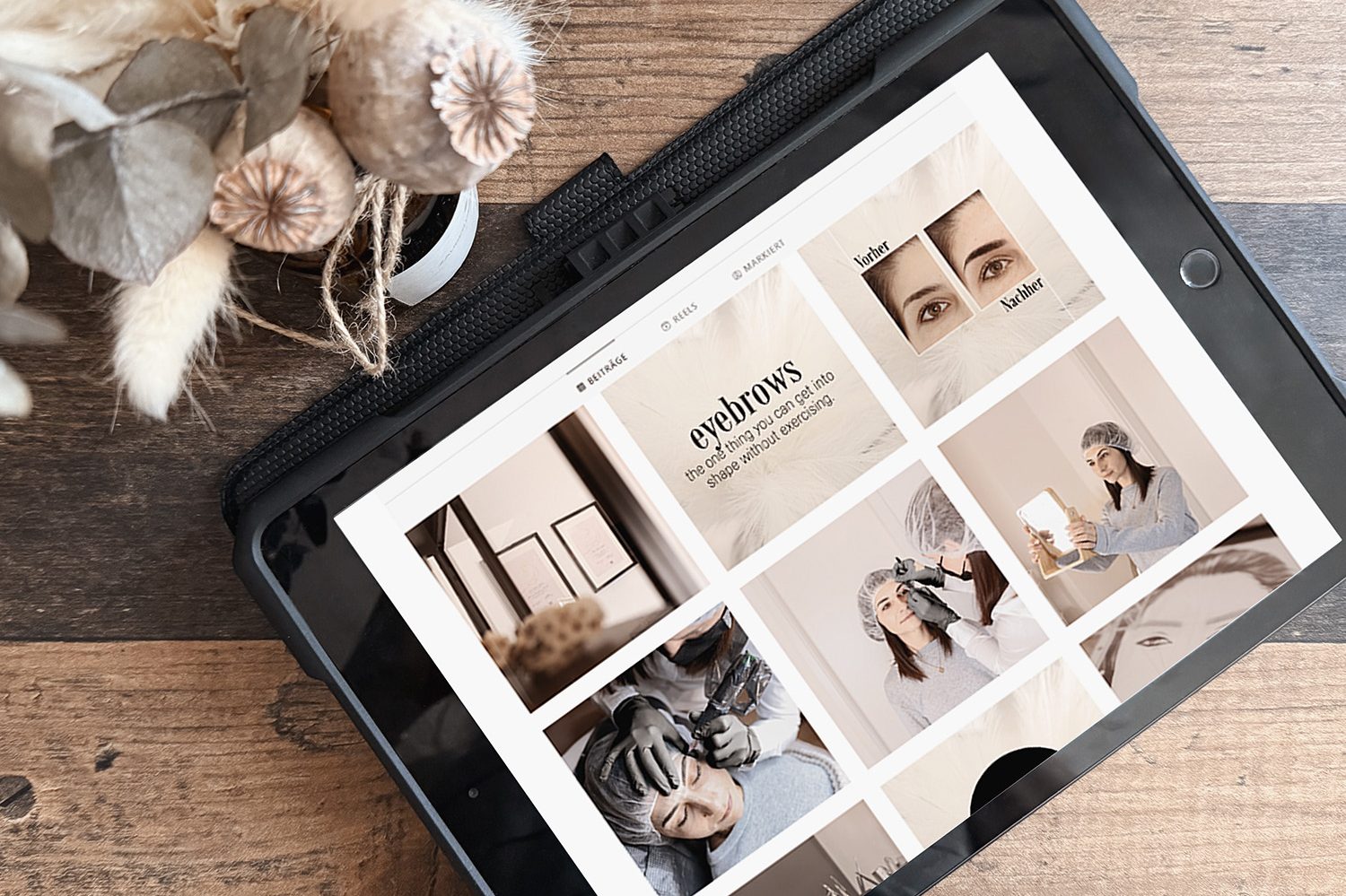 Ein Tablet auf einem Holztisch zeigt eine Bildergalerie mit Content.