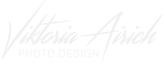 Text in geschwungener Schrift: "Viktoria Airich Photo.Design".